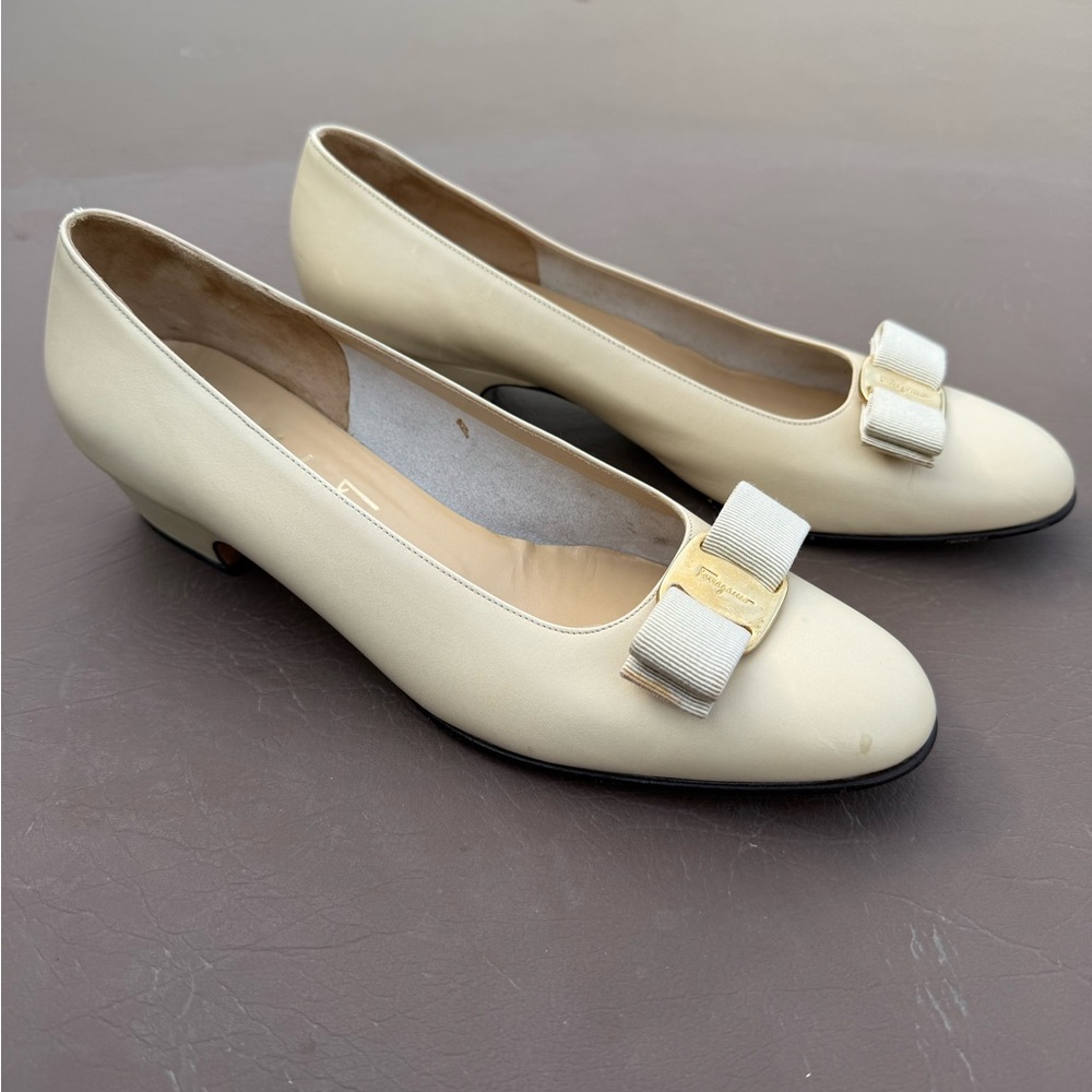 Cream / Ivory Ferragamo Pumps with Vara Bow (Low Heel)